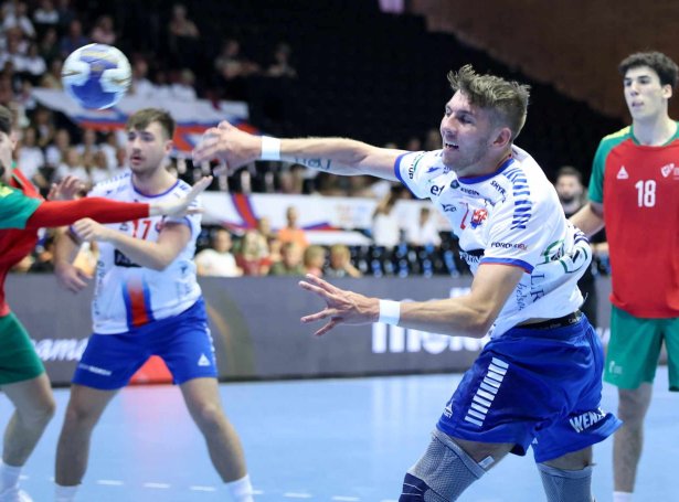 Bergsøy vann heili 44-26 á Kragerø IF fyri fullari høll í Fosnavåg. Føroyski vongurin skoraði trý mál og gjørdi annars sítt í sigrinum, sum tryggjaði søguliga uppflyting (Savnsmynd: Sverri Egholm)