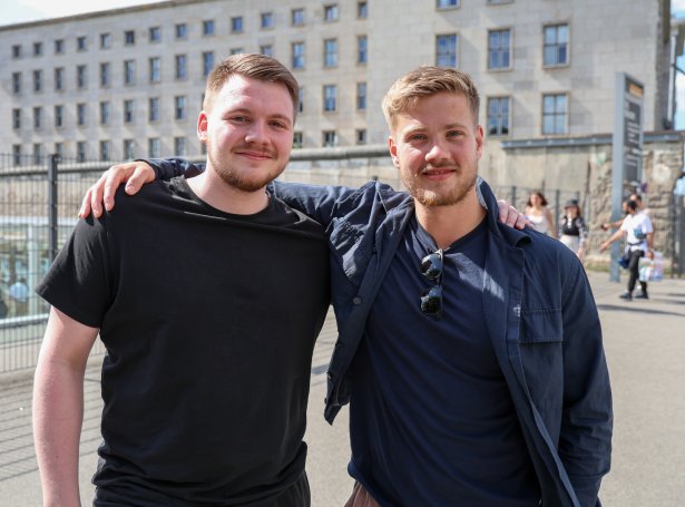 Djóni og Jónas við múrin: Føroyar vinna við fýra málum