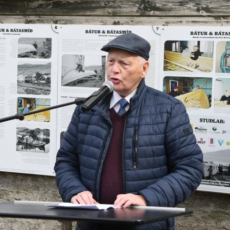 Heini F. Petersen greiðir frá um bátasmíð í Sandavági