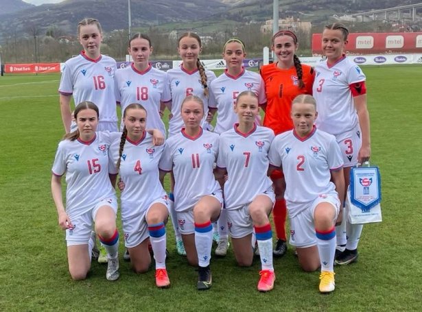 U16-genturnar, sum í fjør vóru til UEFA menningarkapping í Bosnia (Mynd: fsf.fo)