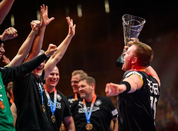 Týskarar fegnast eftir 37-30 sigurin í finaluni (Mynd: IHF)