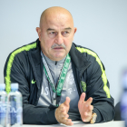 Stanislav Cherchesov hevur áður verið russiksur landsliðsmálverji og eisini landsliðsvenjari. Hann segði ikki so nógv iítøkiligt um KÍ, men eitt sindur um veður og undirlag (Mynd: Sverri Egholm)