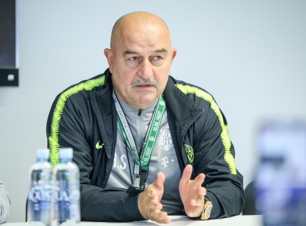 Stanislav Cherchesov hevur áður verið russiksur landsliðsmálverji og eisini landsliðsvenjari. Hann segði ikki so nógv iítøkiligt um KÍ, men eitt sindur um veður og undirlag (Mynd: Sverri Egholm)