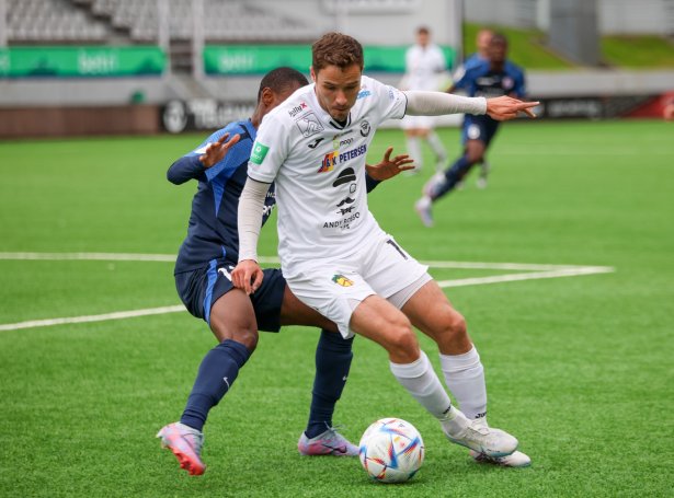 Benjamin Heinesen skoraði til 2-1 í útidystinum móti Titograd í 2018 - her sæst hann í dystinum móti Paide fyri viku síðani. Nú skulu Benjamin og liðfelagirnir stíðast fyri sigrinum í Estlandi (Mynd: Sverri Egholm)