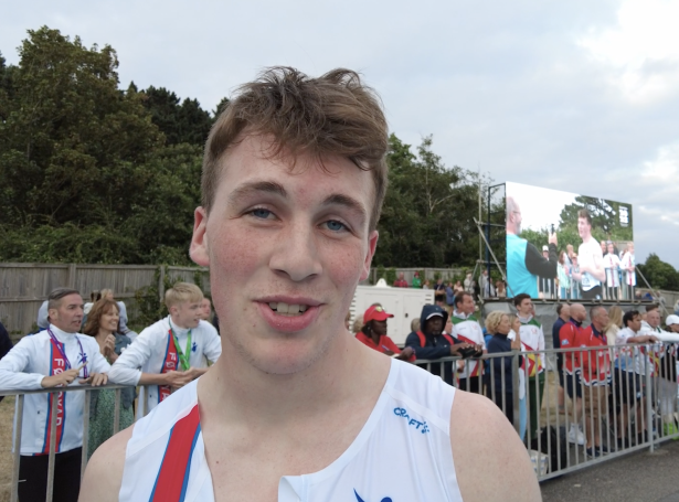 Video: Kom eftir gulli á 200 og 400 metrum - og tað eydnaðist