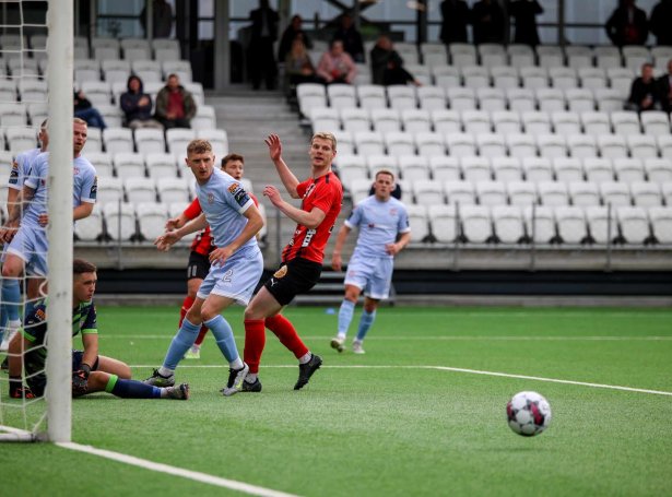 Her var nær við eftir innlegg frá Áka Samuelsen (Mynd: Sverri Egholm)