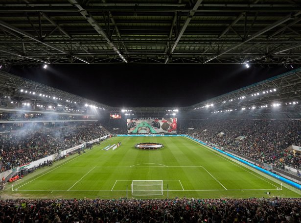 Tað verður útvið fullsett á Groupama Arena í morgin. Sjálvur vøllurin er væl størri enn hann við Djúpumýrar, og talan er um gras (Mynd: Ferncvárosi TC)