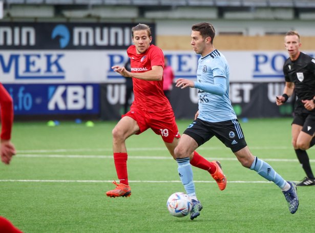 Geza Turi og liðfelagarnir gjørdust ov stuttir í fjør, tá Víkingur tók ímóti Inter Club D'Escaldes úr Andorra. Nú skal tað verða hjá Víkingi, sum við sigri í kvøld kemur í 2. umfar (Savnsmynd: Sverri Egholm)