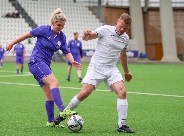 Steintóra Erhardsdóttir, virkandi sóknarprestur í Norðurstreymoyar vestara prestagjaldi, og fyrrverndi løgmaður og formaður í Sambandsflokkinum, Bárður á Steig Nielsen (Mynd: Sverri Egholm)