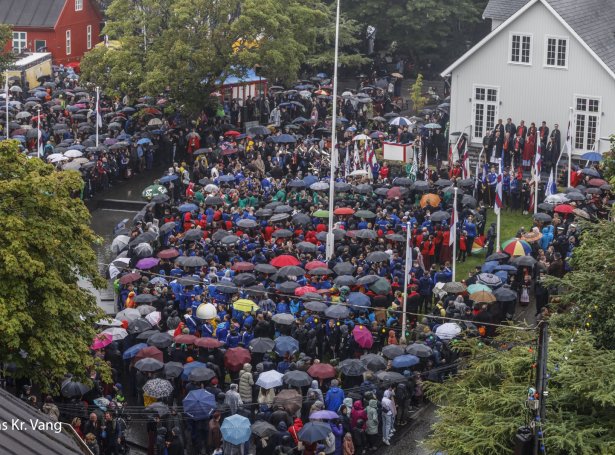 Tað verður kanska brúk fyri regnskjólinum eina løtu á ólavsøku, men nógv kann broytast til sunnudagin (Savnsmynd: Jens Kr. Vang)