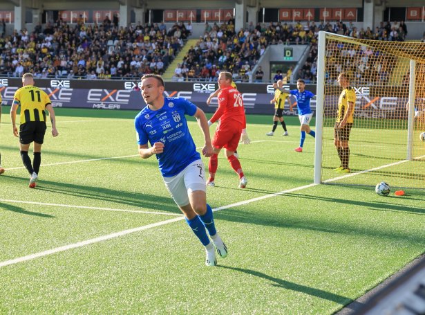 Árni Frederiksberg hevur her lagt KÍ á odda 1-0 í Göteborg. 31-ára gamli vongurin hevur verið við í øllum seks Champions League-málunum hjá KÍ í summar (Mynd: Sverri Egholm)