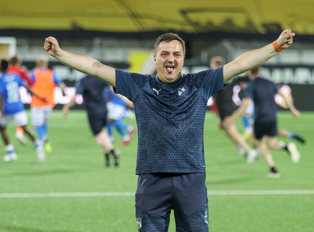 Sylvan Jakobsen eftir KÍ-sigurin á Häcken í 2. umfari í Champions League. Nú skulu liðleiðarin og táverandi Häcken-venjarin arbeiða saman í Molde (Savnsmynd: Sverri Egholm)