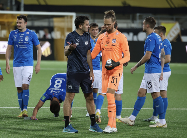 Magne Hoseth, høvuðsvenjari, í samrøðu við málmannin, Jonathan Johansson, eftir sigurin í Göteborg í gjárkvøldið (Mynd: Sverri Egholm)