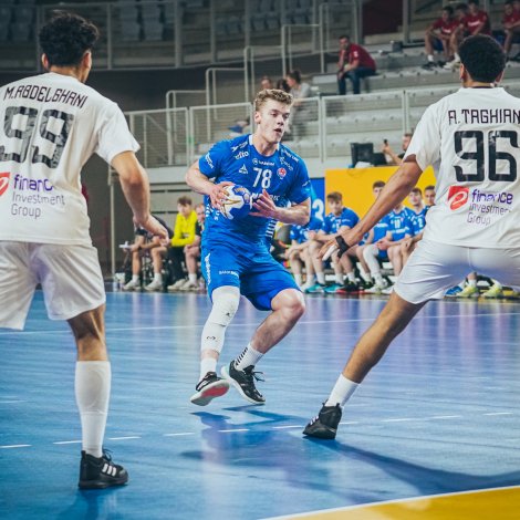 Óli Mittún í U19-fjórðingsfinaluni móti Egyptalandi í 2023. Har gekk galið móti endanum hjá Føroyum - nú kunnu Føroyar renna seg í Egyptaland í hálvfinaluni. Talan var um seinnu HM fjórðingsfinaluna hjá Óla hetta summarið (Mynd: Egin Tollaksson Kass)