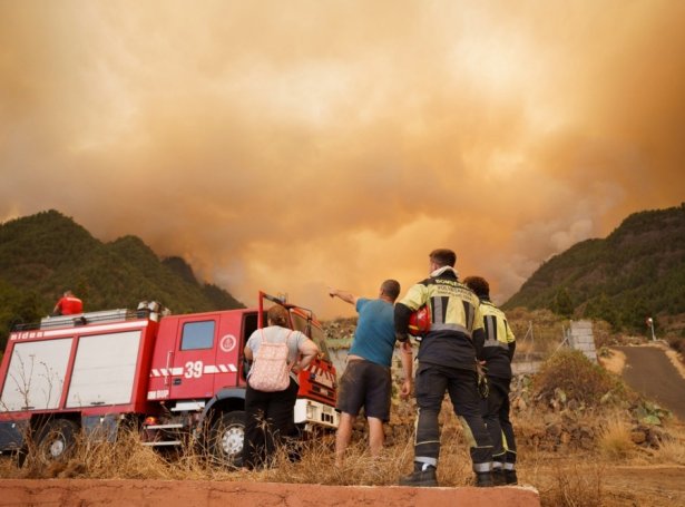 Sløkkiliðsfólkini hava úr at gera á Tenerife (Mynd: EPA)