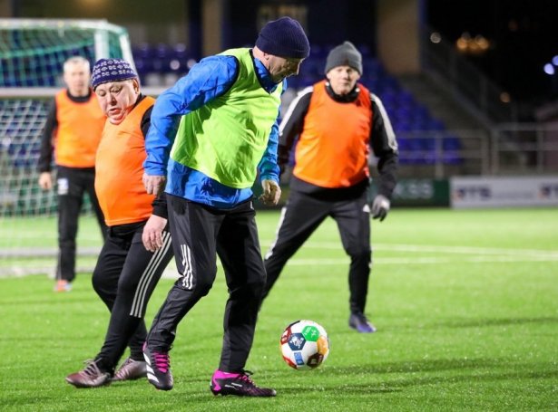 Heilsufótbólturin í Klaksvík byrjaði í fjør sum ein verkætlan hjá FSF, Fróðskaparsetrinum og Klaksvíkar kommunu men varð í vár bjóðað út sum eitt kommunalt tilboð (Mynd: klaksvik.fo)