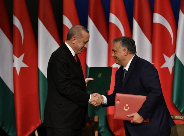 Erdogan og Orbán í Budapest í 2019 (Mynd: EPA)