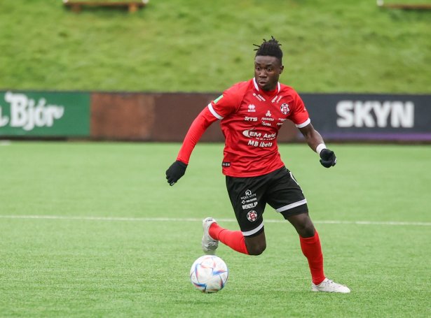 Boubaar Dabo, her sum B68-spælari í Gundadali, har skjóti vongurin úr Senegal eftir øllum at døma skal hava heimavøll skjótt (Savnsmynd: Sverri Egholm)