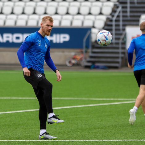 Odmar Færø og liðfelagirnir skulu vera til reiðar at standa ímóti tí ódnarveðrinum, sum kann koma í Europa League-dystinum (Mynd: Bjarni Enghamar)