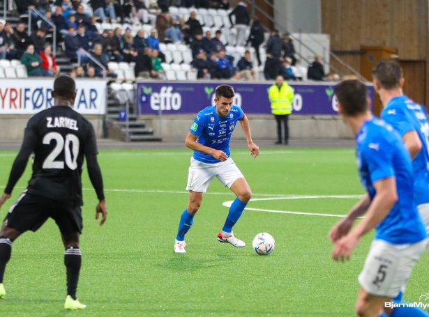 Jákup Biskopstø Andreasen í framdrátti á Tórsvølli. Hann var nær við at skora til 2-0 á Tórsvølli í síðstu viku - nú skal KÍ royna at spæla seg víðari í heilt øðrvísi umstøðum (Mynd: Bjarni Enghamar/BjarnaMyndir)