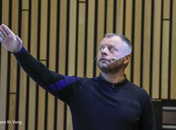 Fróði Magnussen í samband við eina framløgu hjá Búskaparráðnum (Mynd: Jens Kr. Vang)