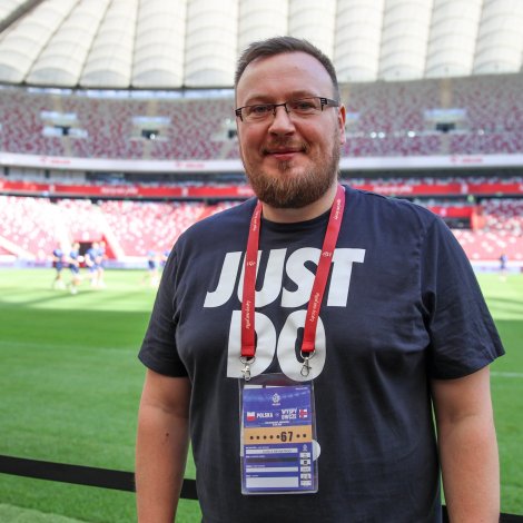 Rúni á Reynatrøð sigur frá stórdystinum millum KÍ og NSÍ klokkan 15. Hetta er byrjanin uppá stóran fótbóltsdag á FM1 (Mynd: Sverri Egholm)