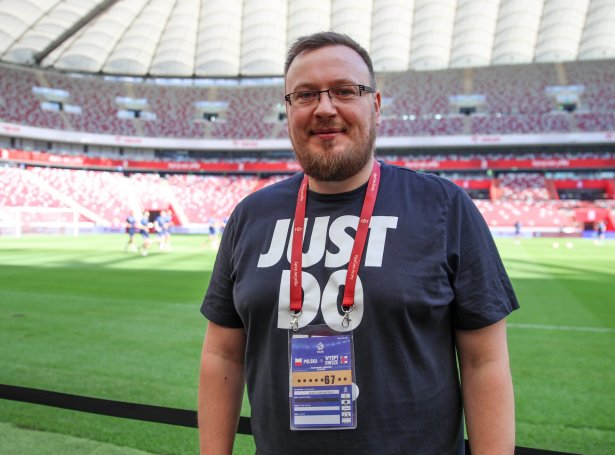 Rúni á Reynatrøð sigur frá stórdystinum millum KÍ og NSÍ klokkan 15. Hetta er byrjanin uppá stóran fótbóltsdag á FM1 (Mynd: Sverri Egholm)