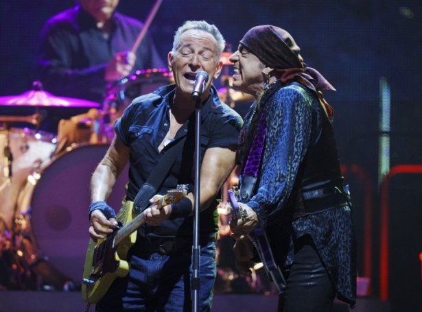 Bruce Springsteen og trúgvi makkarin, Little Steven, á konsertini í Parken í Keypmannahavn í summar (Savnsmynd: EPA)