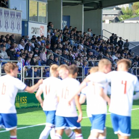 Nógv fólk fara at síggja dystin í kvøld beinleiðis (Mynd: Sverri Egholm)