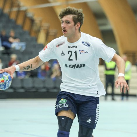 Í síðstu viku spældi Pauli Høj sínar fyrstu A-landsdystir fyri Føroyar. Hetta var til Golden League-venjingarkappingina í Trondheimi.