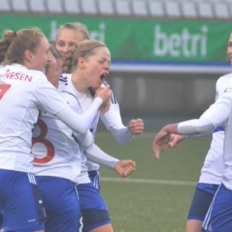 Føroyskur málfagnaður í 5-1 sigrinum móti Luksemborg 6. apríl 2017
