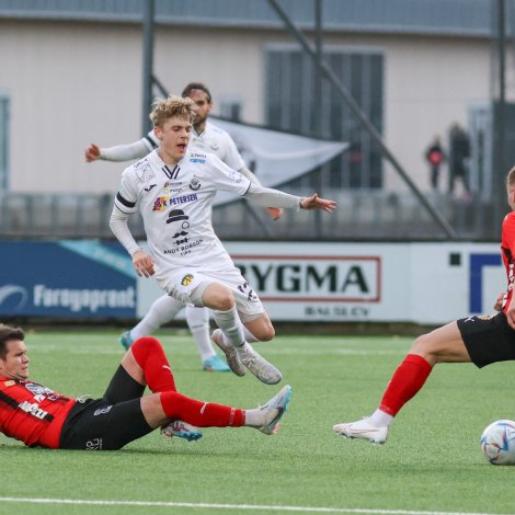 17-ára gamli Mattias Hellisdal, ið byrjaði inni í grannauppgerðini mánadagin, er úttikin. B36 er best umboðað á U19-landsliðnum við seks spælarum (Mynd: Sverri Egholm)