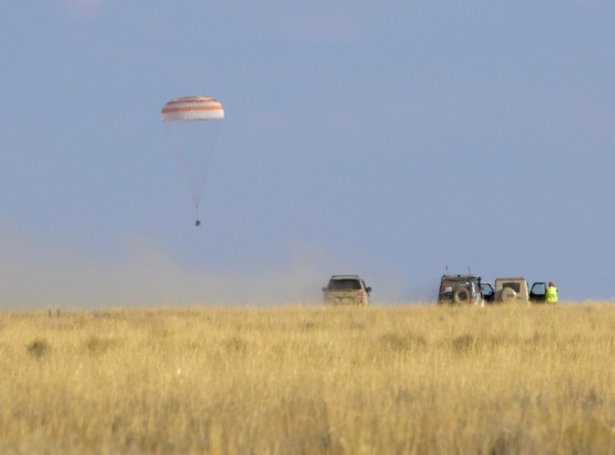 Rúmdarhylkið frá Soyuz MS-23 lendi í dag trygt nærhendis býnum Zhezkazgan í Kasakstan (Mynd: EPA)