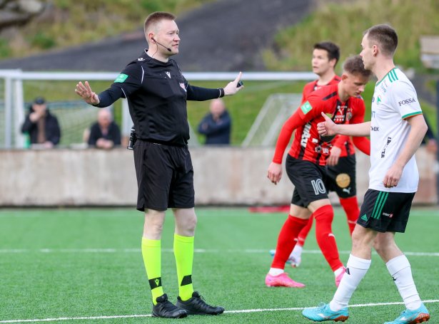 Rúni Gaardbo er ein av royndaru dómarunum í føroyskum fótbólti og skal hann leygarkvøldið stýra slagnum um Havnini, steypið og evropeisku milliónirnar (Savnsmynd: Sverri Egholm)