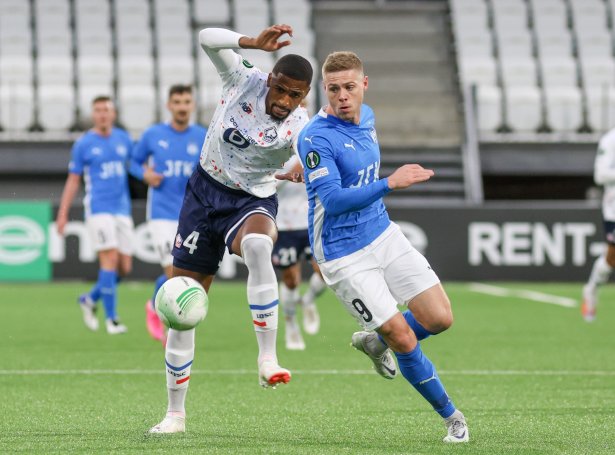 Páll Klettskarð og KÍ stríðast fyri at røkka deildarspælinum í Conference League - tað gjørdi liðið í 2023, tá tað var bólkaspæl. Til at hetta skal vera gjørligt er neyðugt við sigri við Djúpumýru, har tað verður útselt (Savnsmynd: Sverri Egholm)