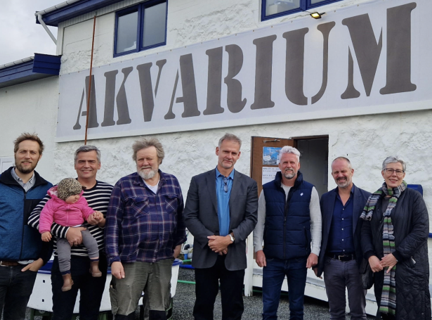 Á myndini sæst nýggja nevndin saman við fráfarandi og komandi stjórunum. Frá vinstru: David Geyti, Bjørn Kunoy, Bjørki Geyti, Heini Hátún, Dánial Hoydal, Magnus Gaard og Marita Rasmussen