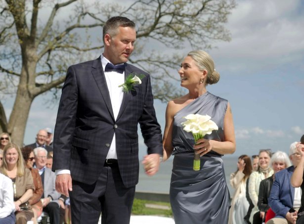 Martin Dirch Brodersen og Pernille Mikkelsen blivu gift. Hetta var fyrstu ferð tey møtty hvørjum øðrum (Mynd: DR)