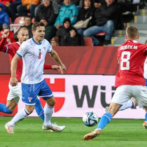 Føroyar spældu seinast í Kekkia, har tað endaði 1-0. Brandur Hendriksson og liðfelagirnir enda árið í Albania, men fyrst bíðar venjingardystur í Noreg (Mynd: Sverri Egholm)