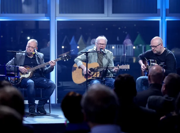 Martin Joensen (í miðjuni) er ein teirra, ið fer at upptraðka á friðarkonsertini. Hini eru Rani Nolsøe, Jens Marni Hansen, Herborg Torkilsdóttir og Magni Christiansen (Savnsmynd: Sverri Egholm)