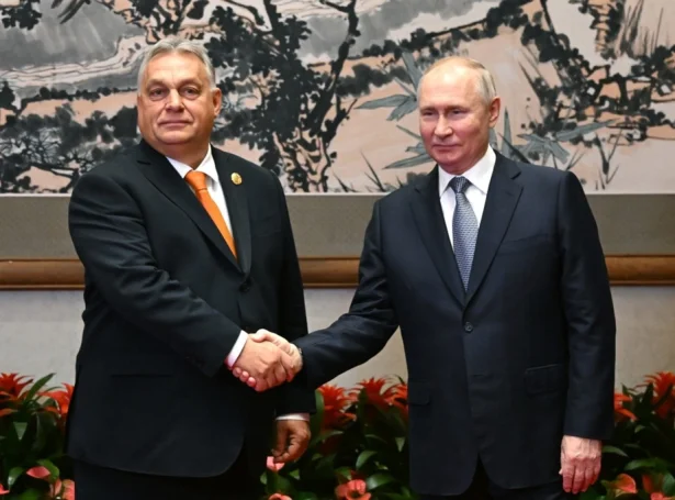 Viktorb Orbán og Vladimir Putin hittust í Beijing í vikuni (Mynd: EPA)