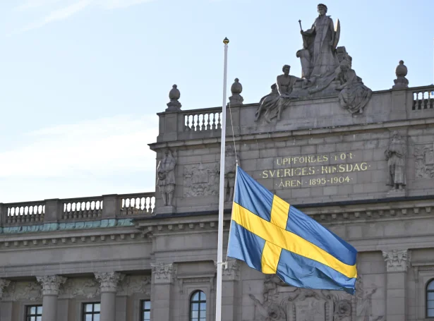 Svøríki syrgir hesa vikuna. Dysturin móti Belgia, ið snúði seg um alt annað enn fótbólt, endar 1-1. Hetta eru fótbóltssambondini í londunum samd um (Mynd: EPA)