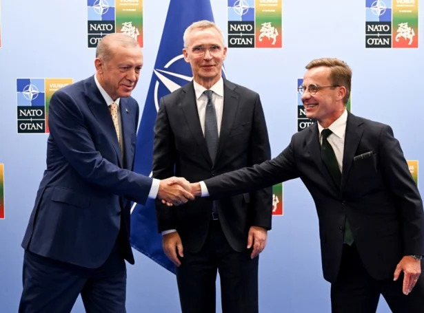 Recep Tayyip Erdogan, Jens Stoltenberg og Ulf Kristersson á Nato-toppfundi í Vilnius í summar (Mynd: EPA)