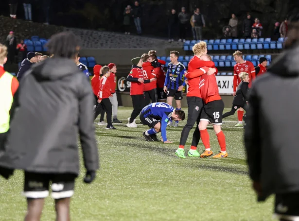 B68 basti EB/Streymi samanlagt í hálvfinalunum, men tað helt hart á Svangaskarði í gjárkvøldið (Mynd: Sverri Egholm)