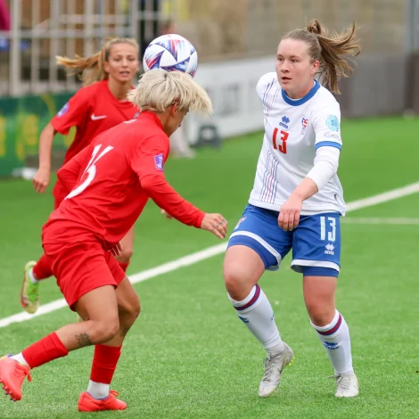 Jensa Kannuberg Tórlolvsdóttir í dystinum í Klaksvík móti Aserbadjan (1-2) Hon spælir til dagliga í bestu donsku deildini og verður í øðrvísi leikluti í dag (Mynd: Sverri Egholm)