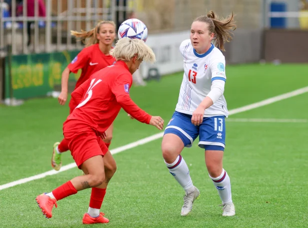 Jensa Kannuberg Tórlolvsdóttir í dystinum í Klaksvík móti Aserbadjan (1-2) Hon spælir til dagliga í bestu donsku deildini og verður í øðrvísi leikluti í dag (Mynd: Sverri Egholm)