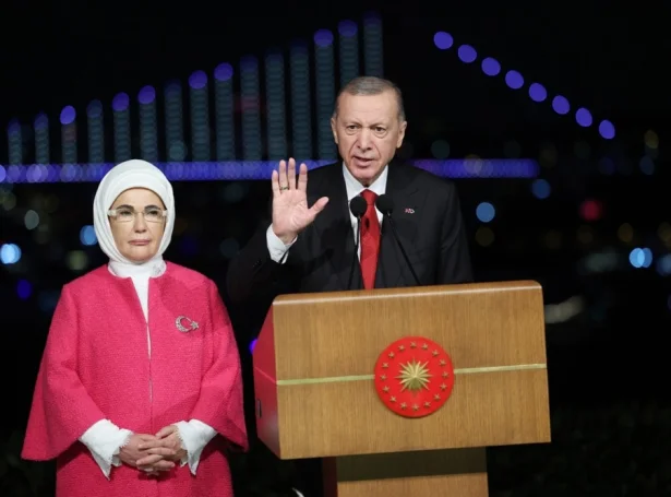 Turkiski forsetin Recep Tayyip Erdogan og kona hansara, Emine Erdoga, avmyndað við eitt hundrað ára hald í gjár (Mynd: EPA)