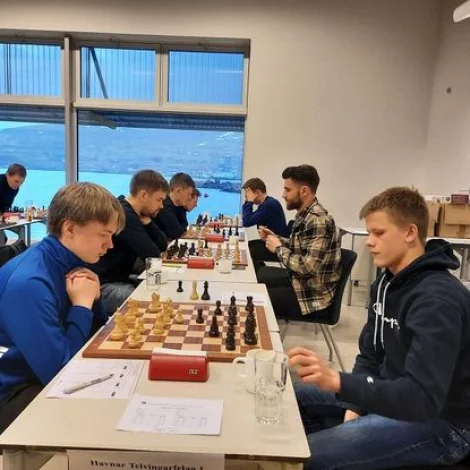Yngstu menninir á føroyska liðnum, Luitjen Akselsson Apol (vm) og Jón í Horni Nielsen (hm), vunnu báðir í gjárkvøldið í dystinum móti Liktinstein