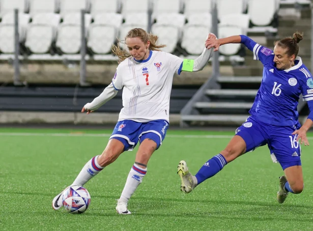 Ásla Johannesen í Nations League-dysti í fjør. Nú er hon við at skriva søgu fyri Piteå í Svøríki (Savnsmynd: Sverri Egholm)