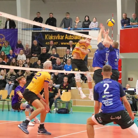 Tað endaði 25-17, 25-20 og 25-19 í seinna dystinum. Sum heild er formaðurin hjá Mjølni væl nøgdur - eitt føroyskt lið hevur víst, at man kann taka avbjóðingina upp (Mynd: Flogbóltssamband Føroya)