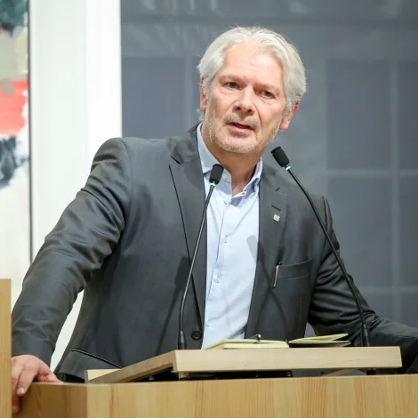 - Skulu hugsa um at byggja karakter hjá børnum heldur enn hyggja eftir karakterum